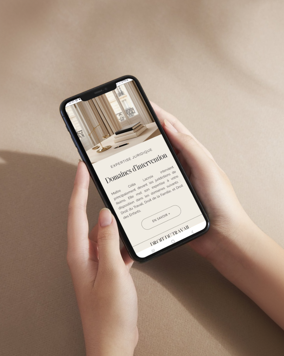 boboise_Realistic_shot_of_a_person_holding_an_iPhone_with_the_4bee186c-8631-4d03-8837-88c1b246dd0a_0